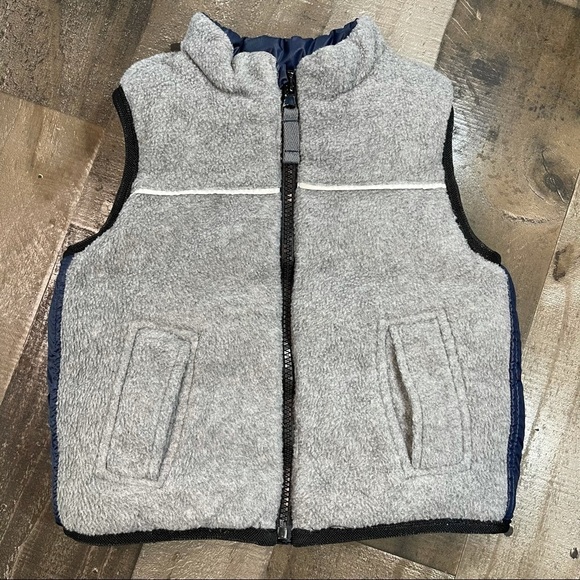 Oshkosh Reversible Puffer Vest size 18 months - Picture 5 of 9